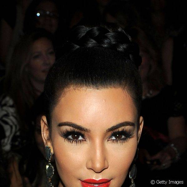 Kim Kardashian também é fã de batom vermelho, e sempre aposta em cílios postiços para finalizar os looks